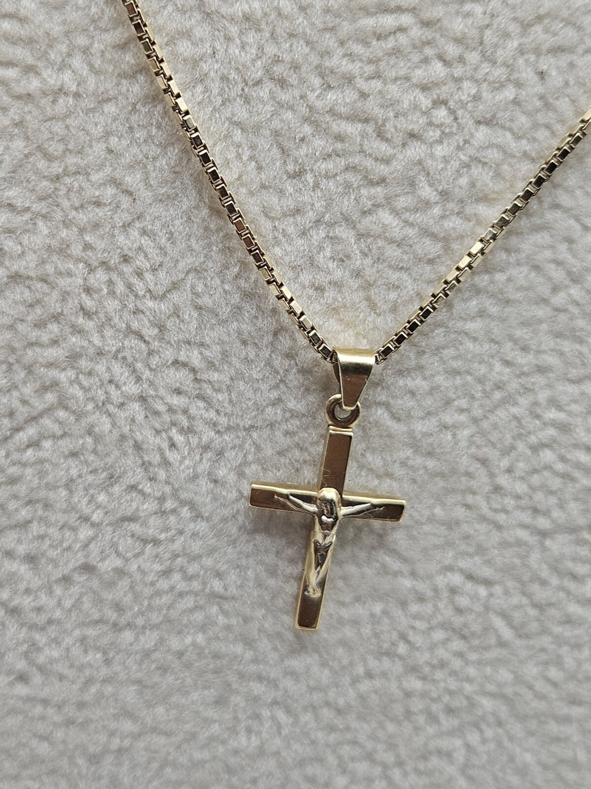 14K yellow gold  dainty chain necklace with cross pendant 21" 4.5 Grams