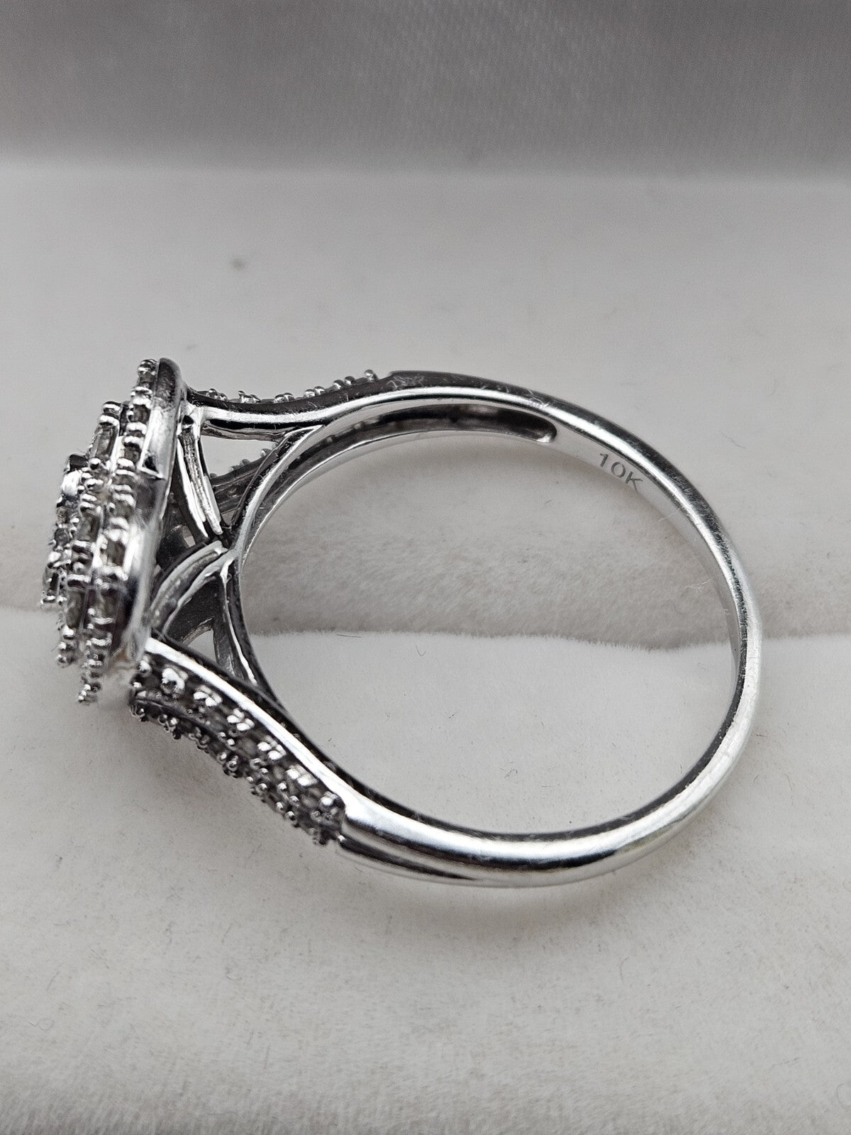 10K White Gold  Diamond Heart Cluster Ring Size 6.5 3 Grams preowned
