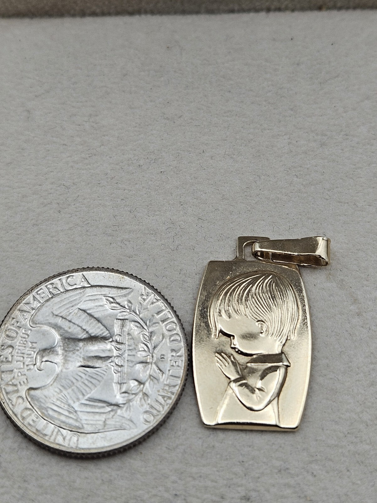 New religious medal for baby Boy 14kt yellow gold Charm 4.8 grs Made In Italy preowned