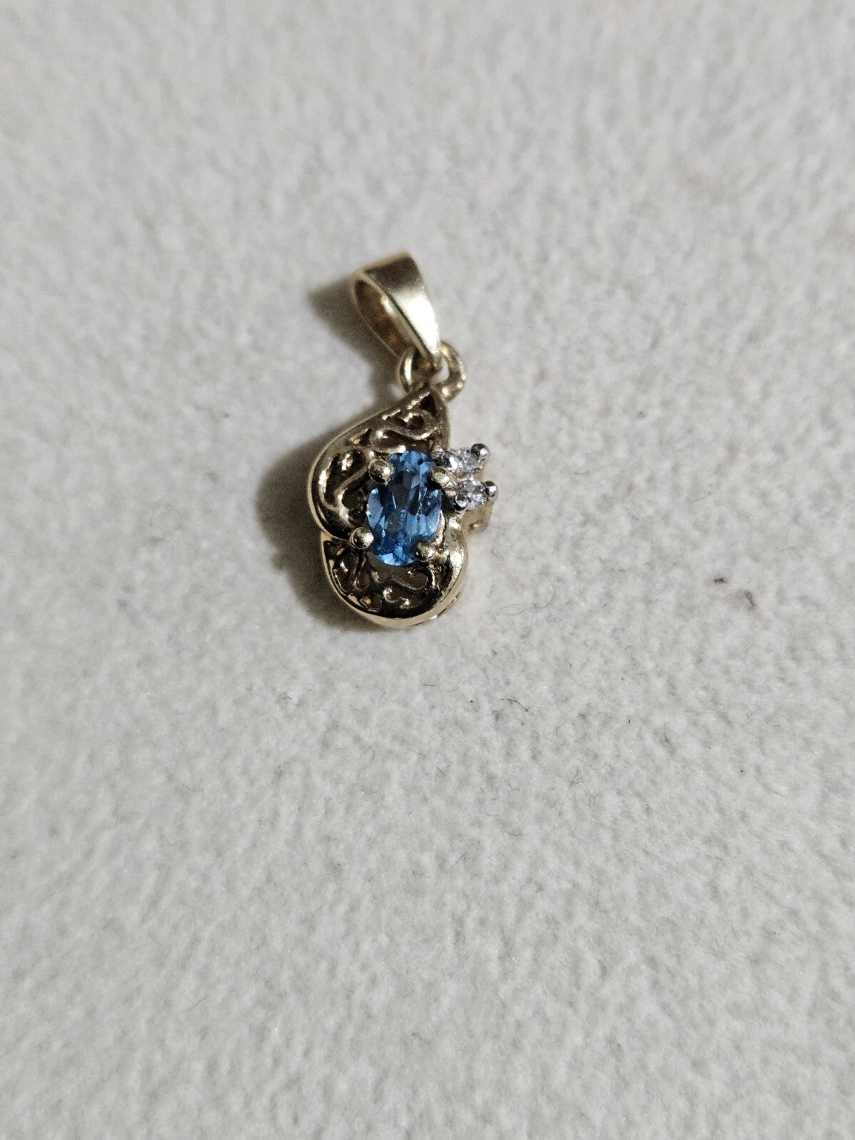 10K Yellow Gold Pendant with Blue Accent  1.3 grams