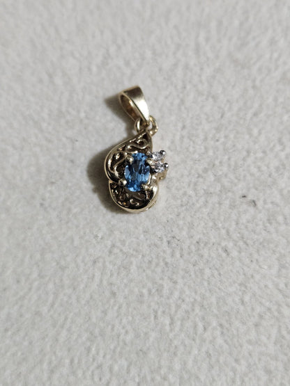 10K Yellow Gold Pendant with Blue Accent  1.3 grams