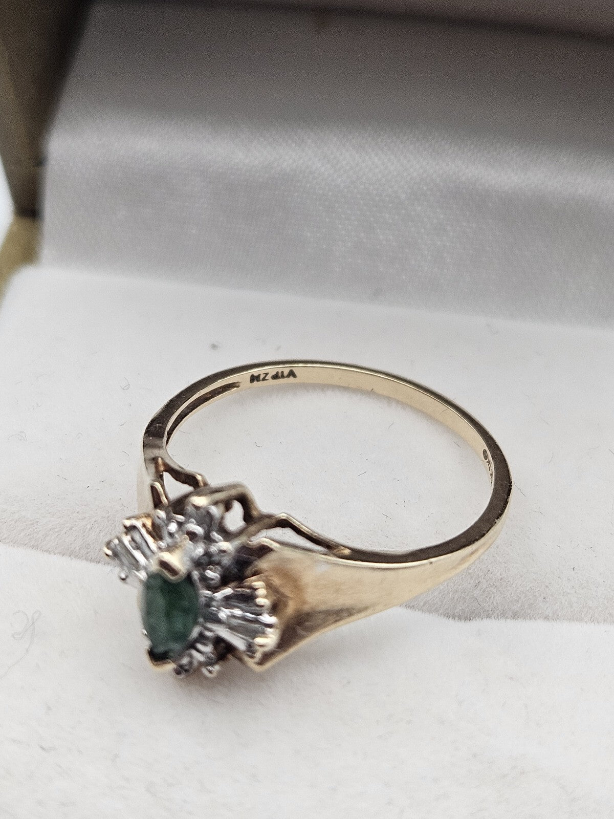 10k Yellow Gold Band Ring Size 7 Prong Set Marquise Green Emerald Diamond vintage preowned