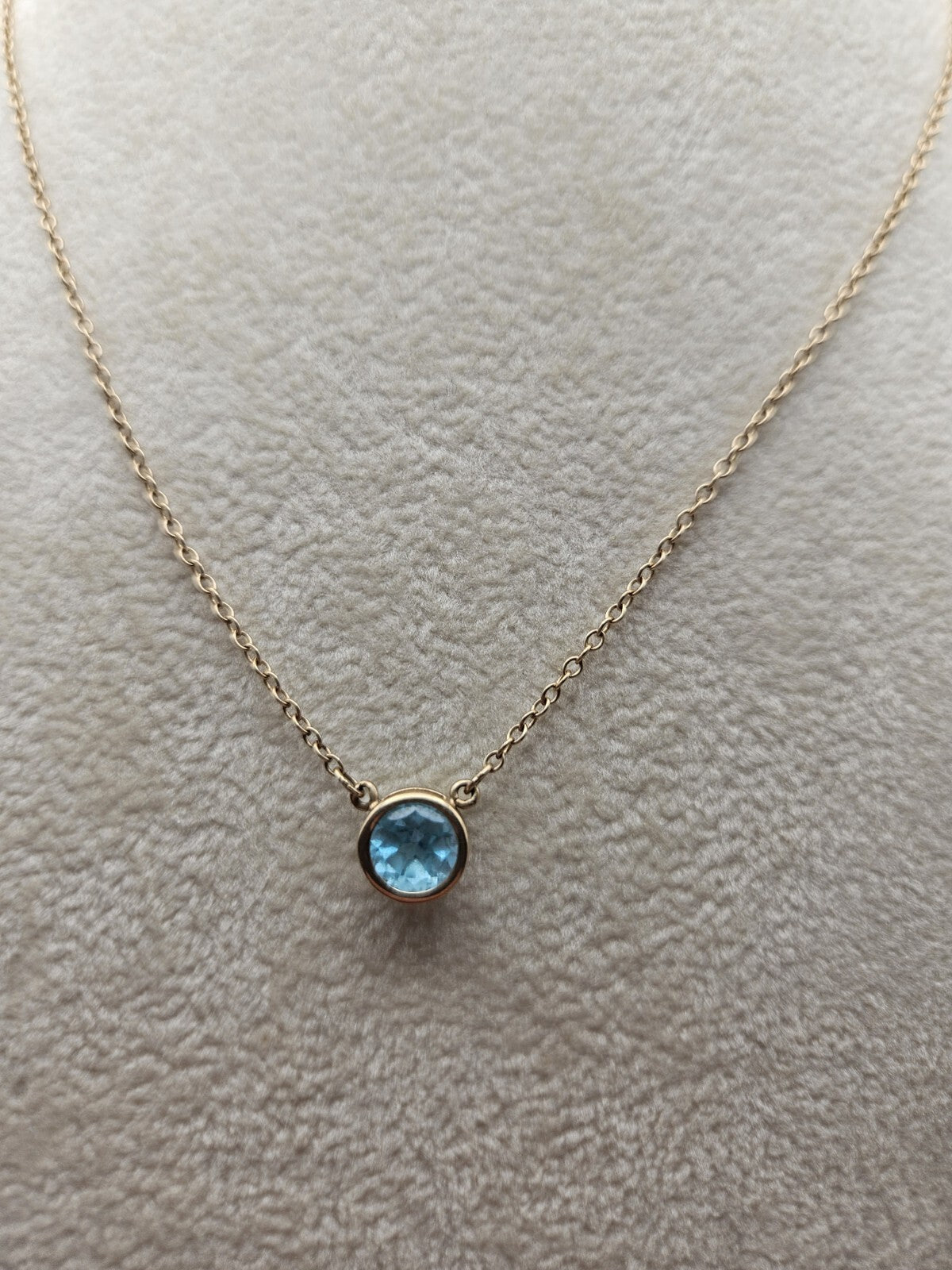 10k gold necklace with pendant blue stone round 2.3 Gr 18 Inches