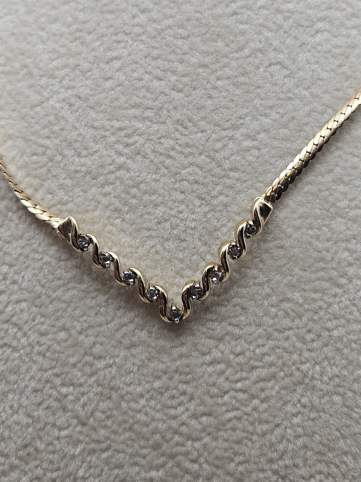 10k Gold Diamond Encrusted V Station Necklace 17in preowened