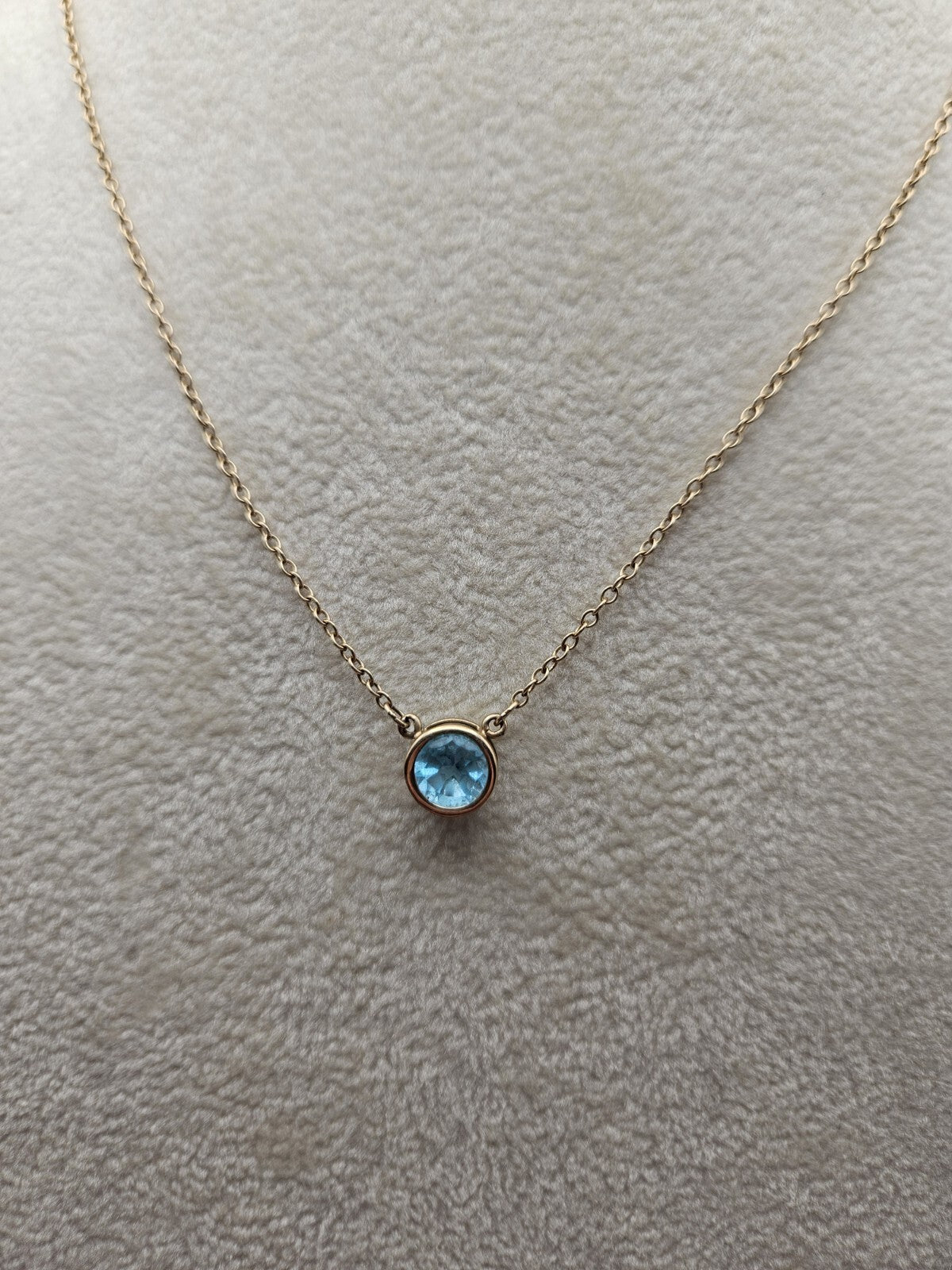 10k gold necklace with pendant blue stone round 2.3 Gr 18 Inches