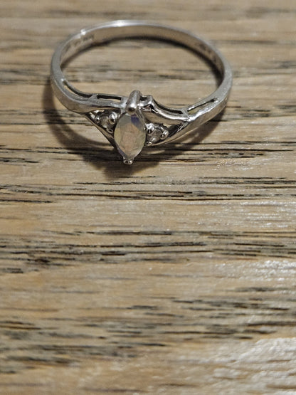White Gold Ring Size 7 Tested 10k White Gold With Nice Middle Stone 1.3gr