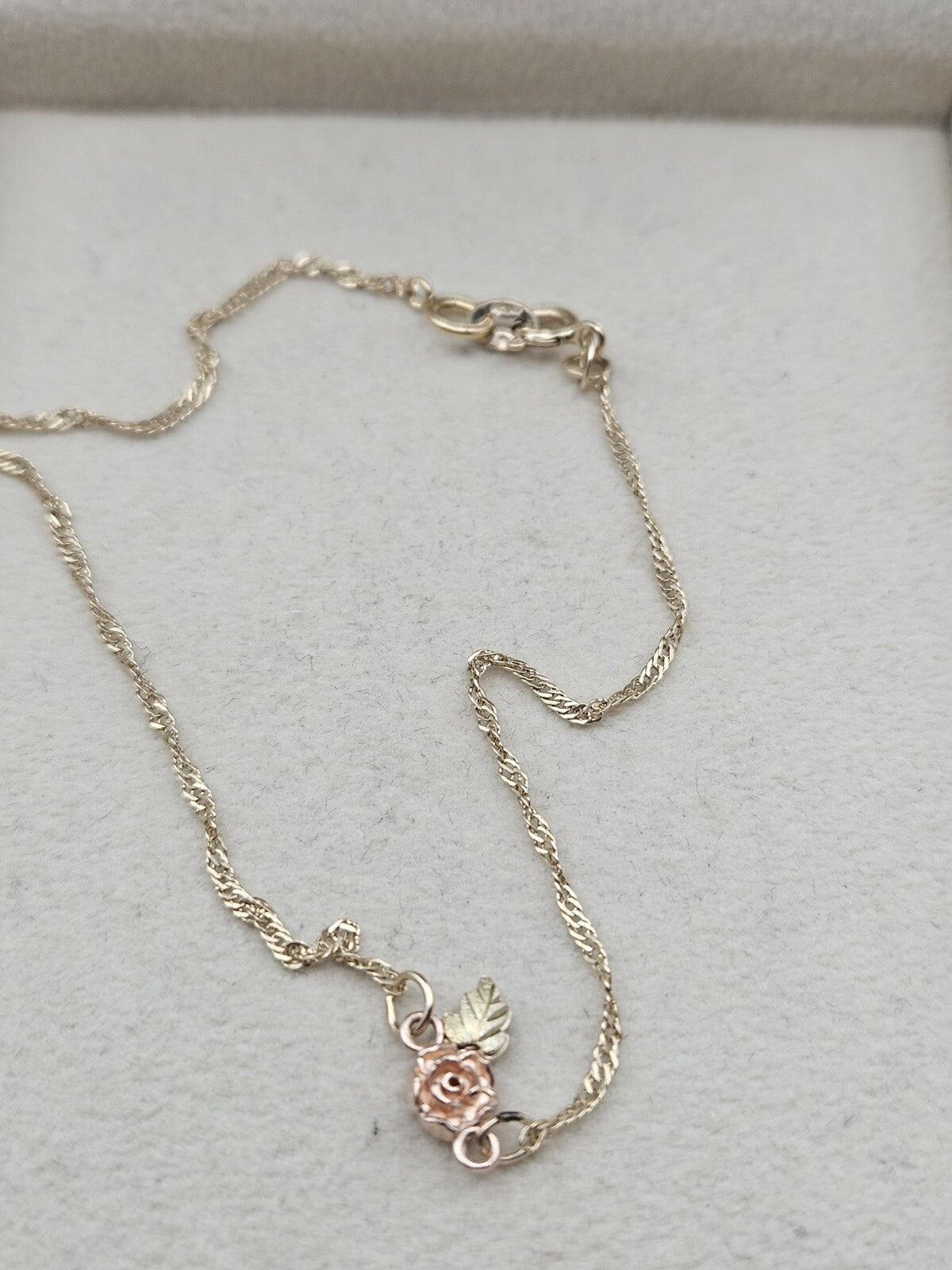 Ladies 14k Two-Tone Single Rose Bracelet Size 9.4" 1.5 Grams vintage