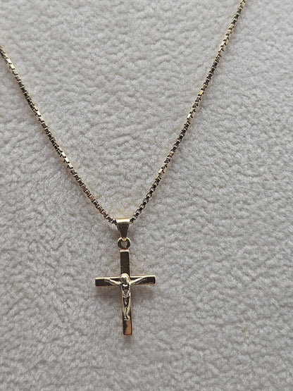 14K yellow gold  dainty chain necklace with cross pendant 21" 4.5 Grams