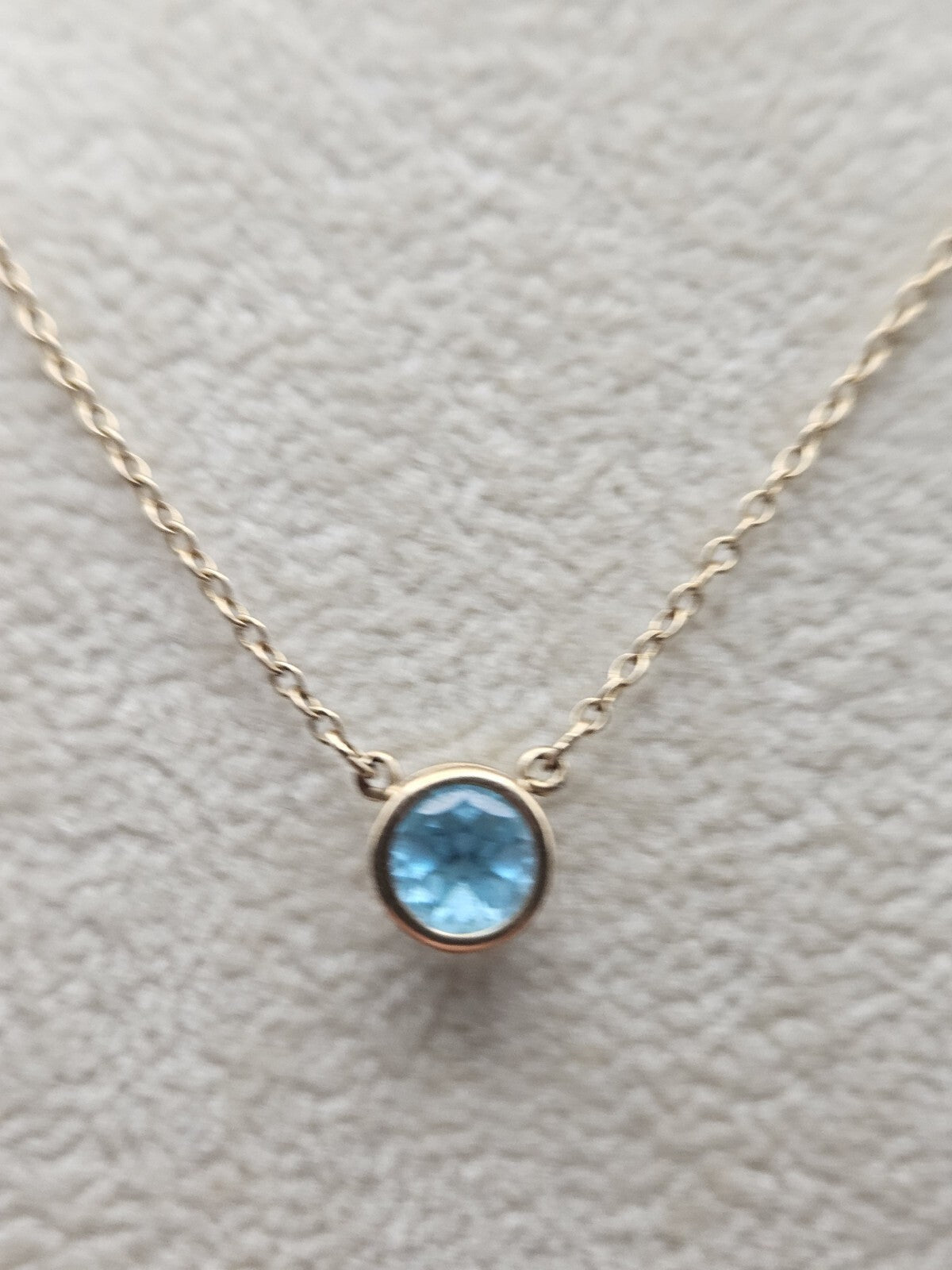 10k gold necklace with pendant blue stone round 2.3 Gr 18 Inches