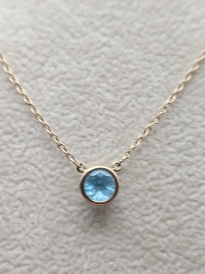 10k gold necklace with pendant blue stone round 2.3 Gr 18 Inches