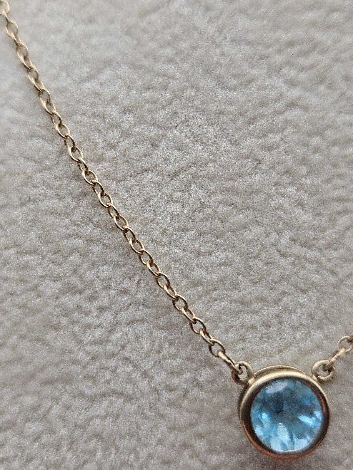 10k gold necklace with pendant blue stone round 2.3 Gr 18 Inches