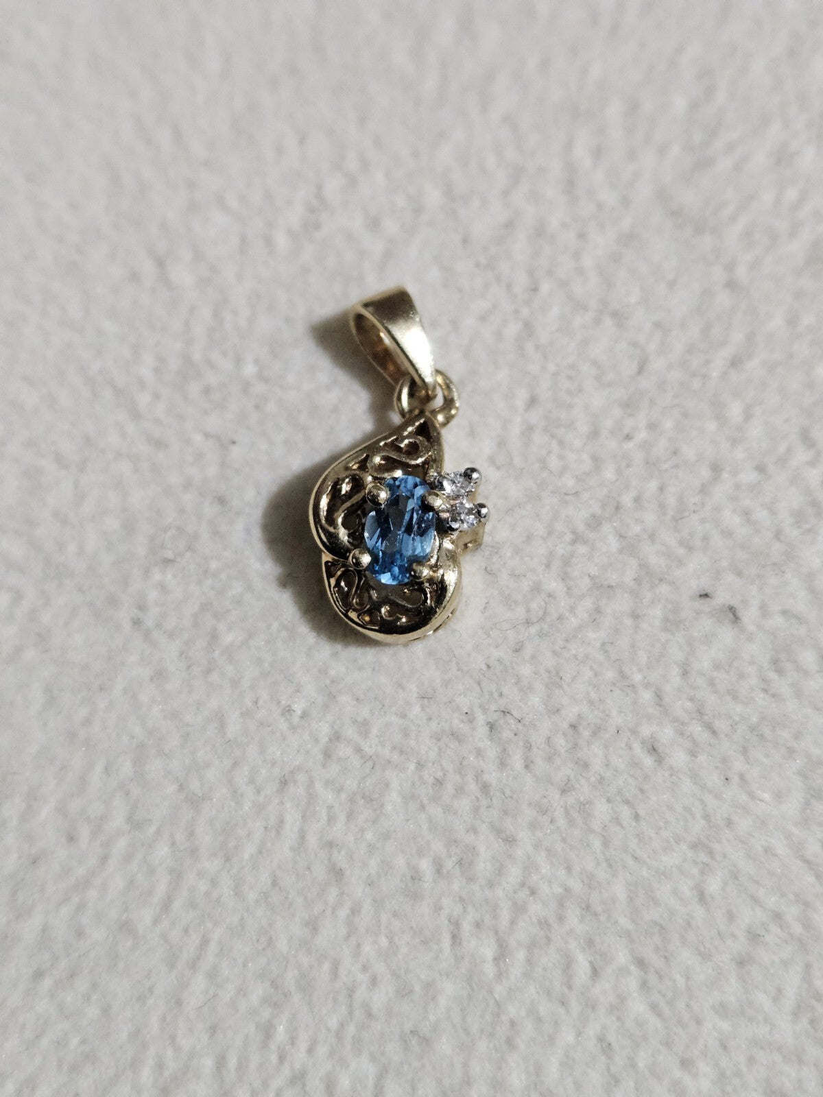 10K Yellow Gold Pendant with Blue Accent  1.3 grams