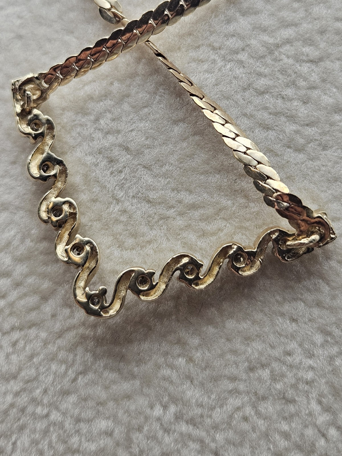 10k Gold Diamond Encrusted V Station Necklace 17in preowened