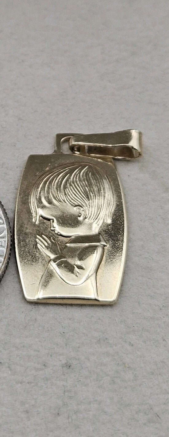 New religious medal for baby Boy 14kt yellow gold Charm 4.8 grs Made In Italy preowned