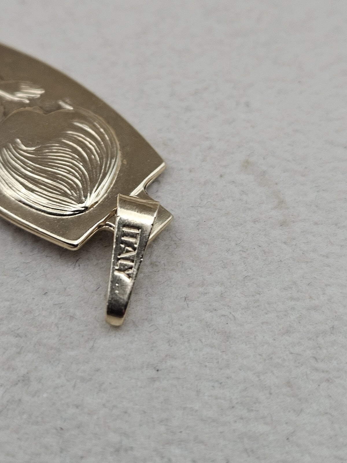 New religious medal for baby Boy 14kt yellow gold Charm 4.8 grs Made In Italy preowned
