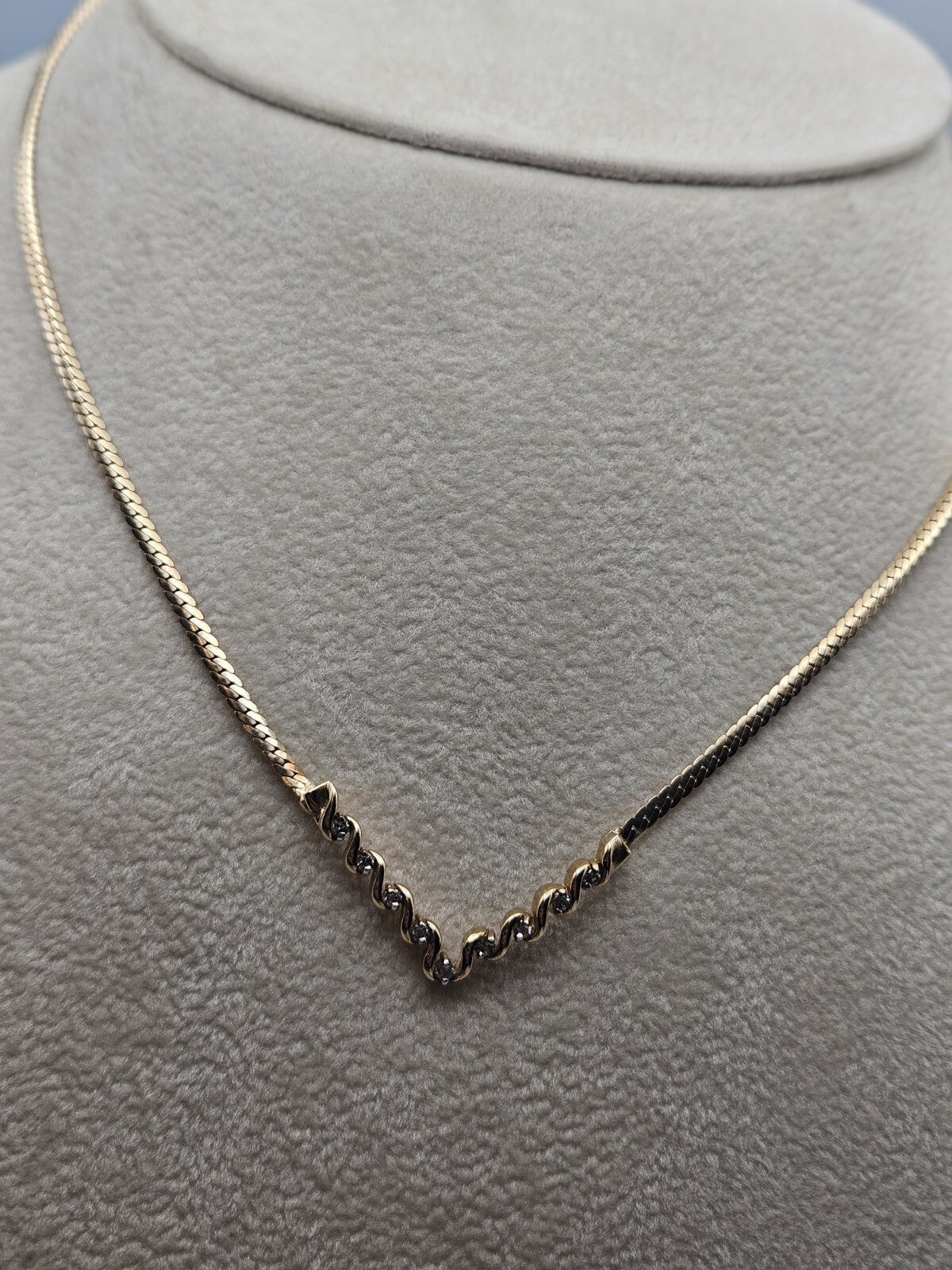 10k Gold Diamond Encrusted V Station Necklace 17in preowened