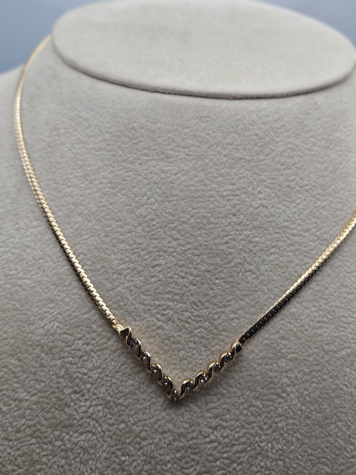 10k Gold Diamond Encrusted V Station Necklace 17in preowened