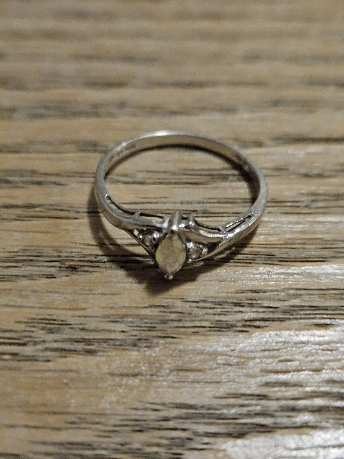 White Gold Ring Size 7 Tested 10k White Gold With Nice Middle Stone 1.3gr
