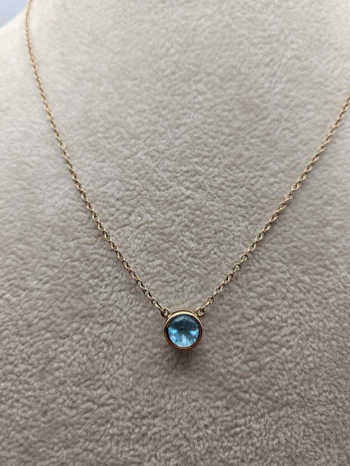 10k gold necklace with pendant blue stone round 2.3 Gr 18 Inches